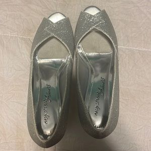 Open toe silver shoes